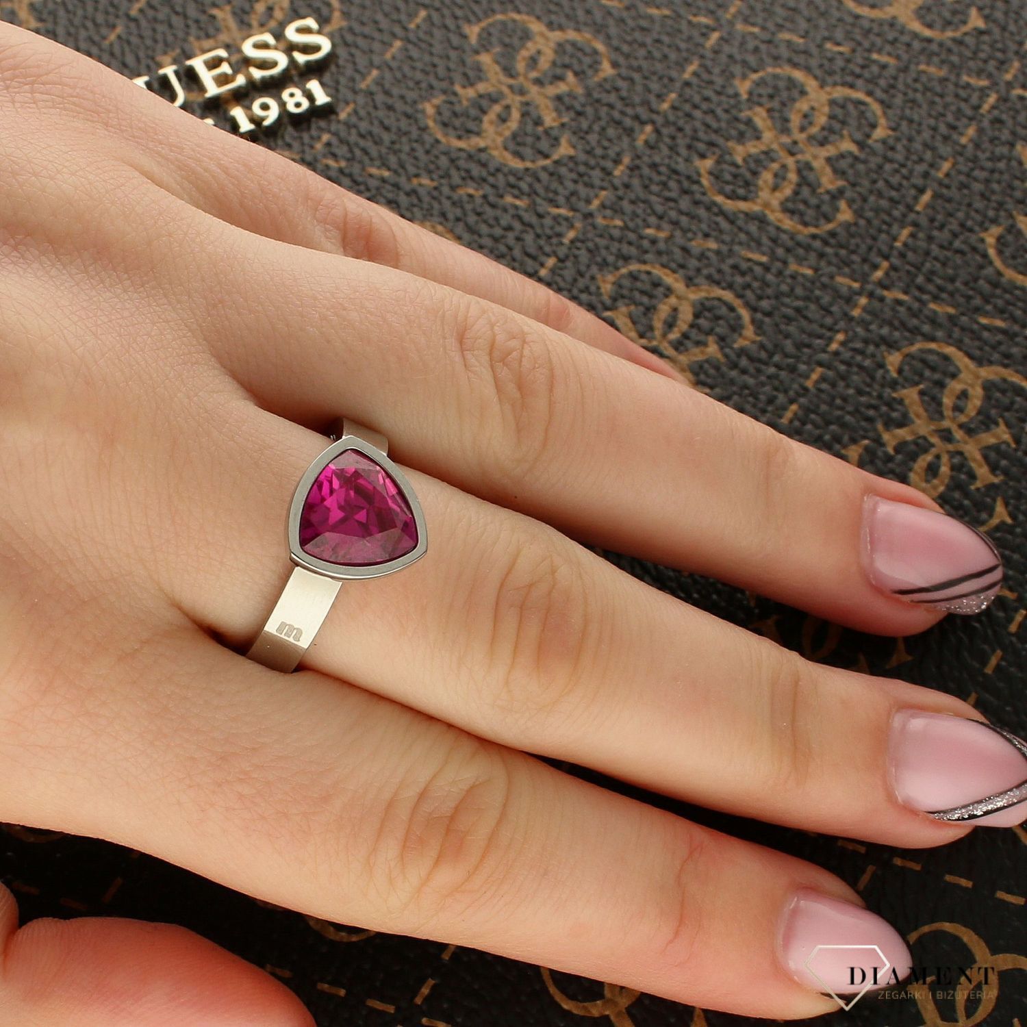 Charms różowy trójkąt Melano 8 mm (1).jpg